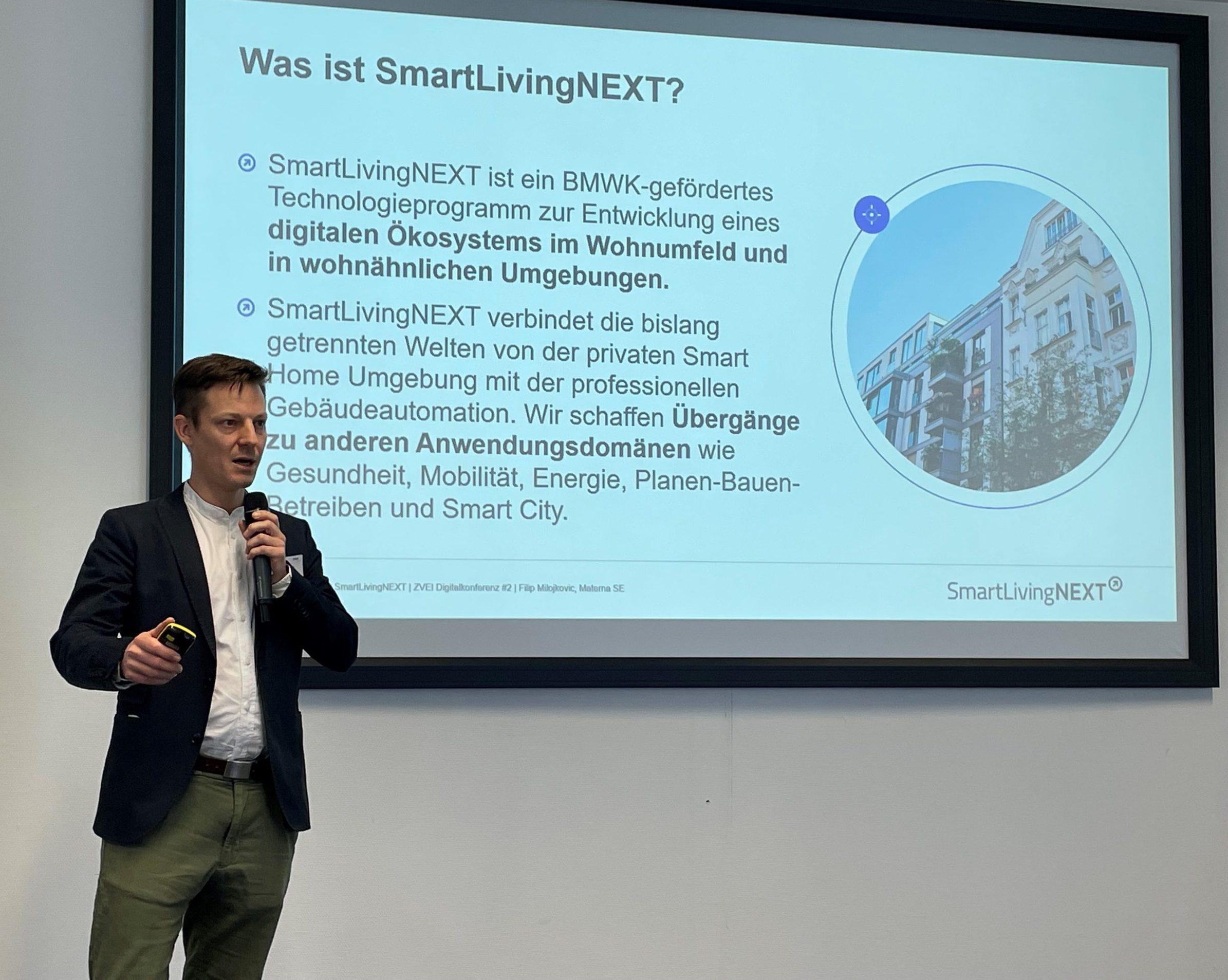 Filip Milojkovic, Materna, präsentierte auf der 2. ZVEI Digitalkonferenz am 25. November 2024 in seiner Funktion als Teilprojektleiter und Konsortialpartner des SmartLivingNEXT Leitprojekts das Forschungsvorhaben und die damit verbundenen Potenziale von intelligenten Smart-Living-Services für zukünftige Wohn- und Lebensumgebungen.