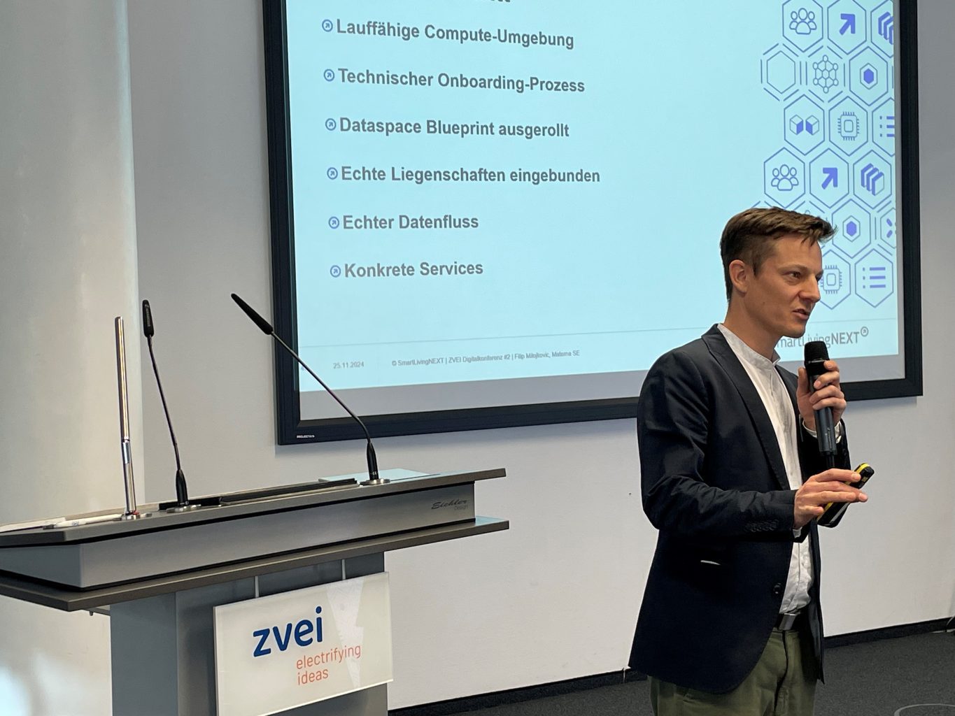 Filip Milojkovic, Materna, presented the research project and the associated potential of intelligent smart living services for future living environments at the 2nd ZVEI Digital Conference on November 25, 2024 in his role as sub-project manager and consortium partner of the SmartLivingNEXT flagship project.