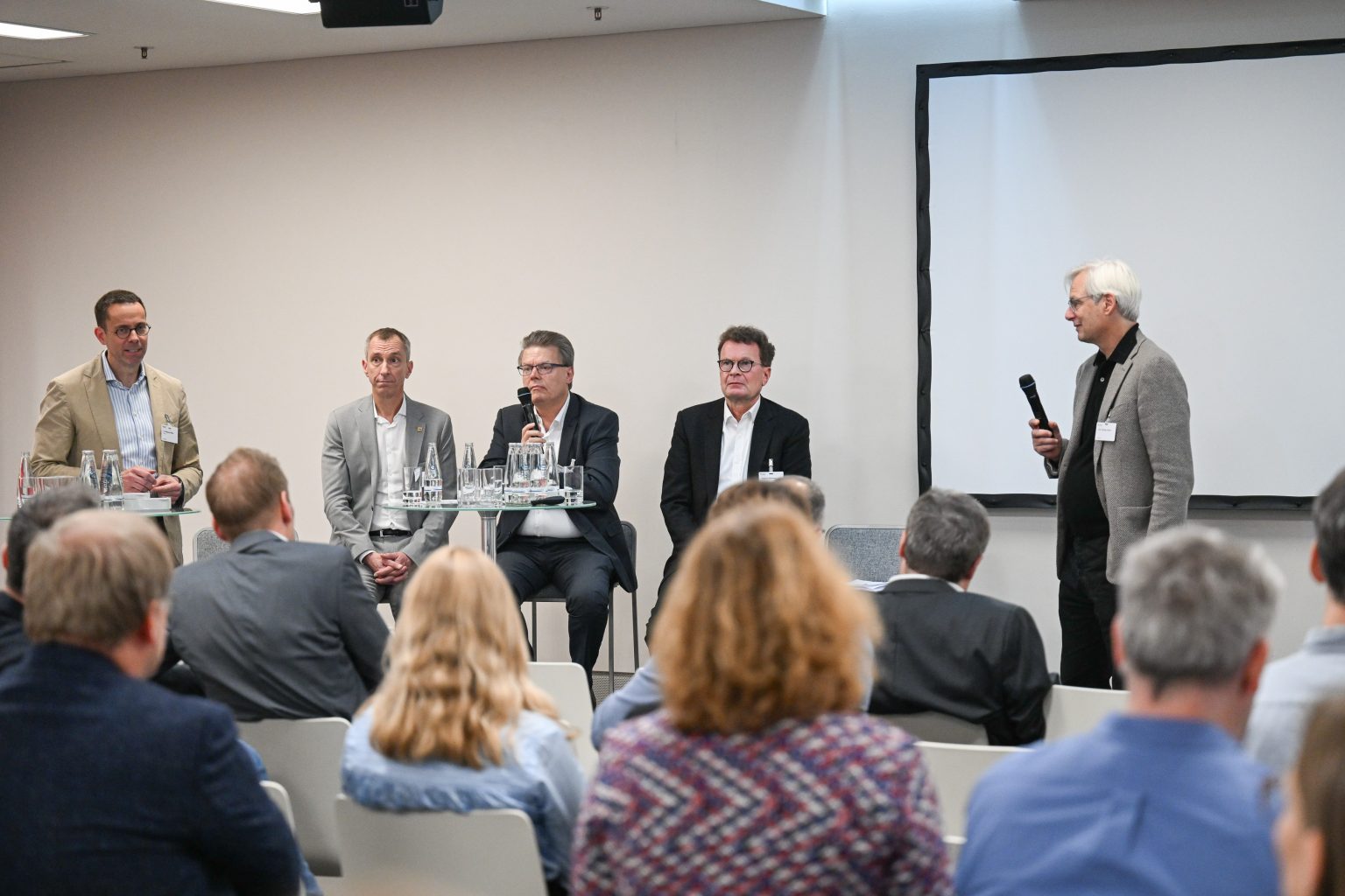 Wolfgang Weber, ZVEI, Paul Seifert, ZVEH, Claus Wedemeier, GDW and Adalbert Neumann, Busch-Jaeger, together with moderator Thomas Heimer, WISL, discussed the opportunities and challenges that can be expected for the complete digitalization of residential buildings. Photo: Christian Kruppa 