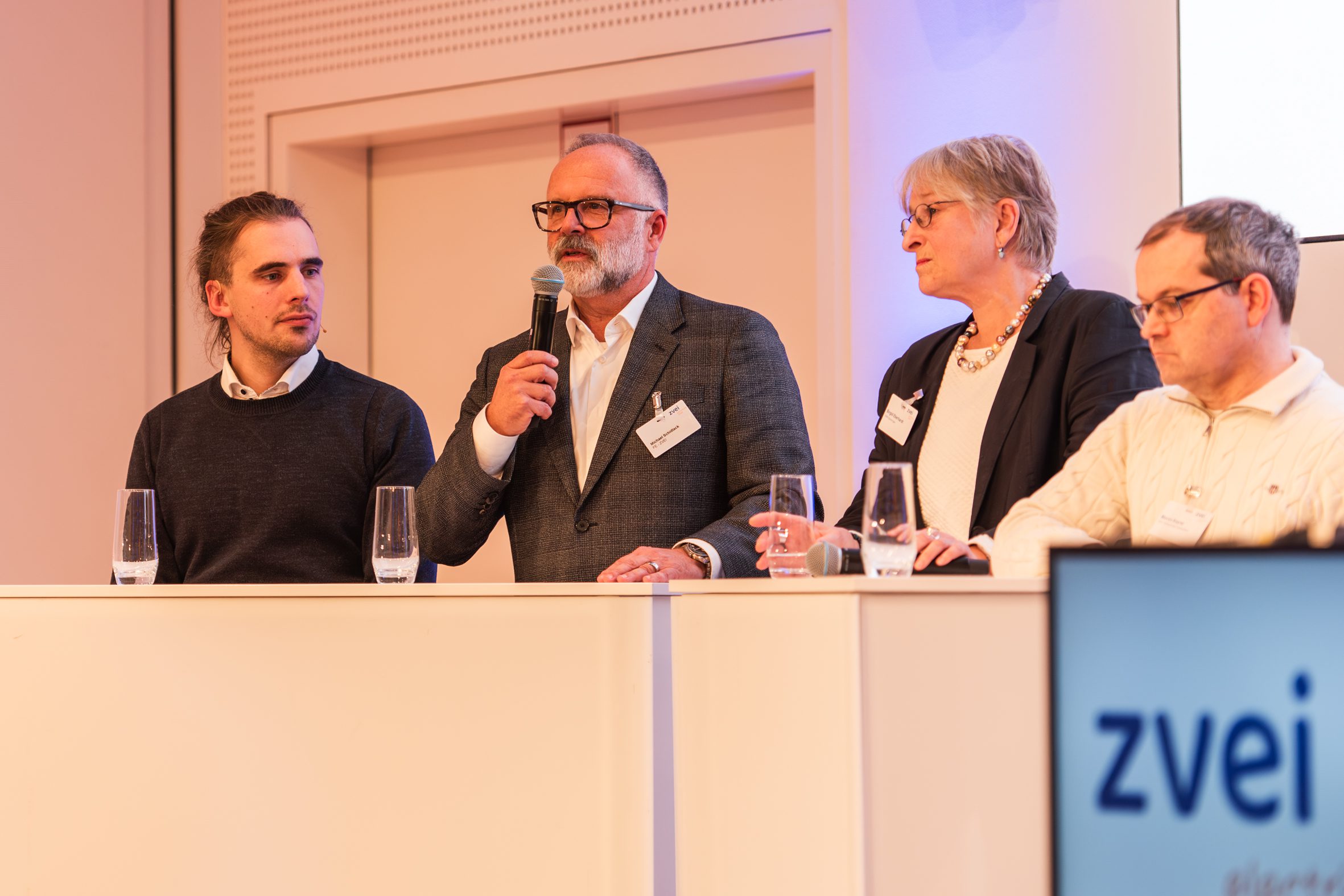 Das ZVEI-Panel „Gebäudeautomation – Quo vadis?“ führte zu einer lebhaften Diskussion über Herausforderungen, Prioritäten und Zukunftsmodelle. Michael Schidlack, Forschungsvereinigung Elektrotechnik beim ZVEI e. V. und Konsortialleiter im SmartLivingNEXT Leitprojekt: „Entscheidend ist nun die Investitionsbereitschaft der Industrie, um den Basisbetrieb aufzubauen. Dabei geht es nicht um eine weitere Plattform, sondern um eine gemeinsame Infrastruktur, die Europa technologisch nach vorne bringt.