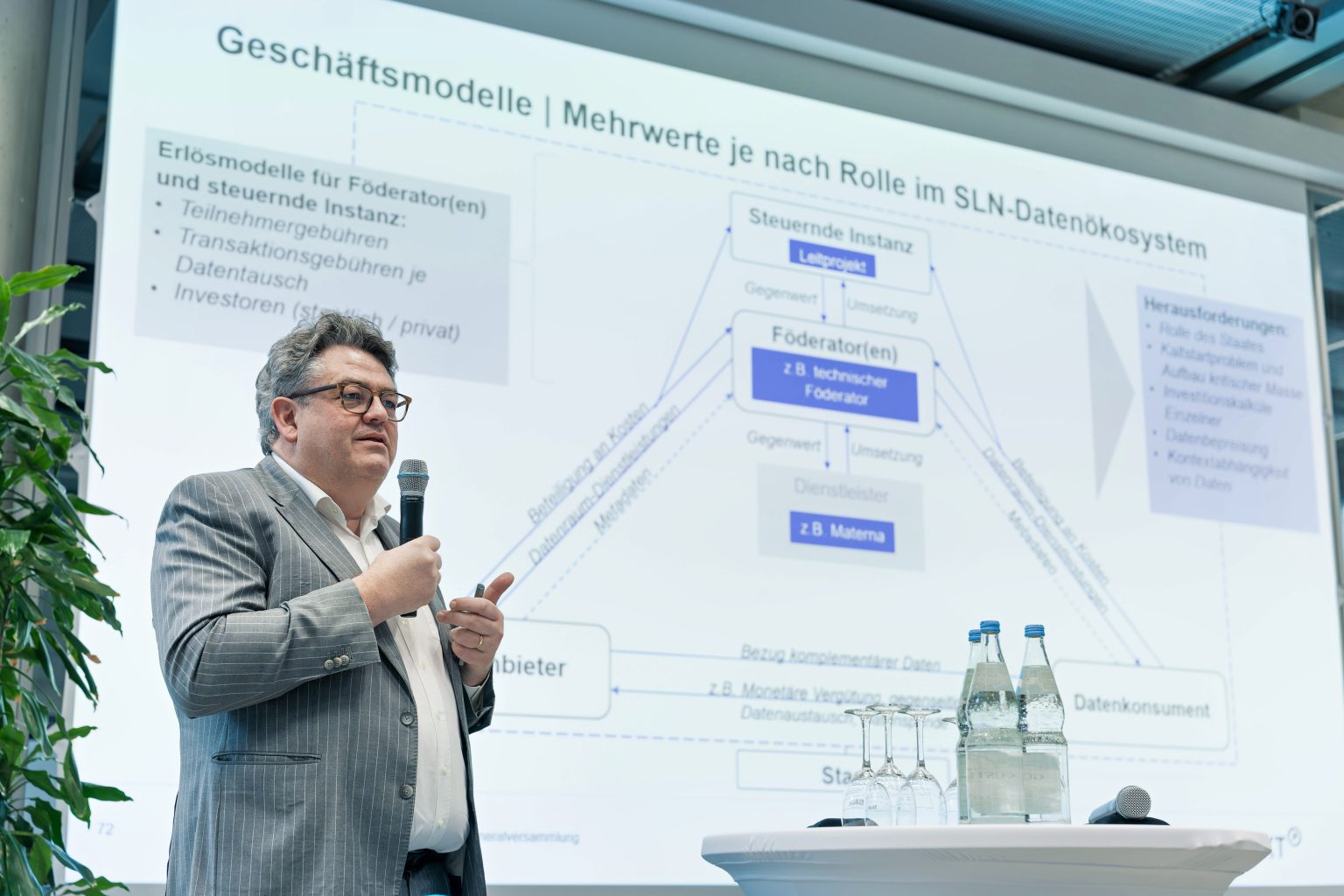 Professor Dr. Thomas Hess von der LMU betonte in seinem Vortrag die zentrale Rolle einer Governance-Struktur für den wirtschaftlichen Erfolg von digitalen Ökosystemen. Foto: Stefan Zeitz