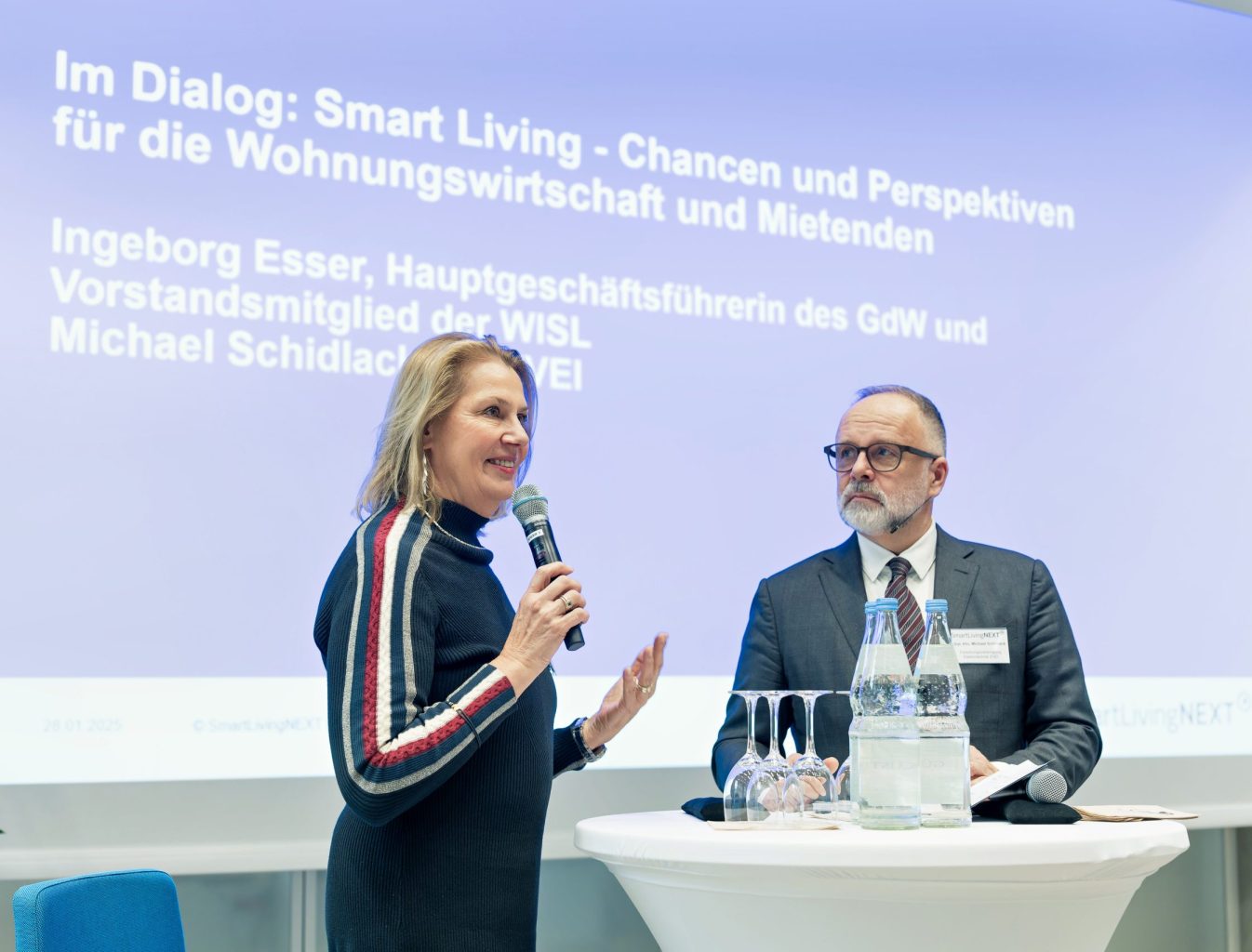 „Wir wollen, das SmartLivingNEXT in Deutschland eine echte Zukunft hat!” so Ingeborg Esser, GdW, im Gespräch mit Michael Schidlack, FE-ZVEI. Foto: Stefan Zeitz