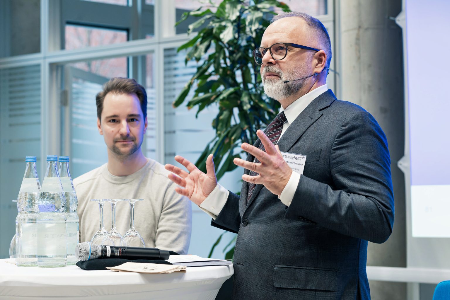 Niklas Grunewald von Redstone im Dialog mit Michael Schidlack, FE-ZVEI. Foto: Stefan Zeitz