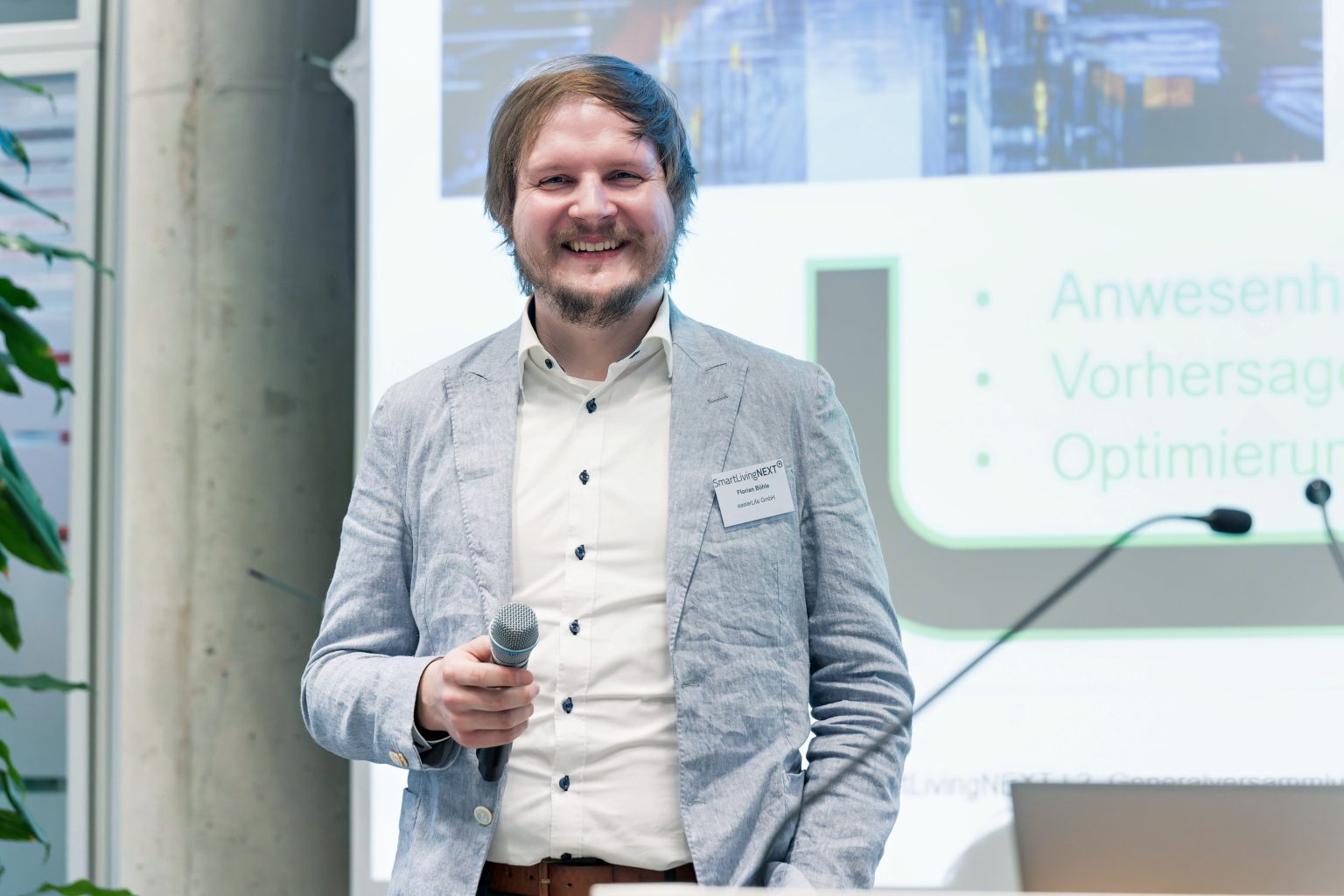 Florian Böhle, Forschungsprojektleiter bei der easierLife GmbH und Konsortialführer von DuITeasy, stellte den Use Case DuITeasy vor. Foto: Stefan Zeitz