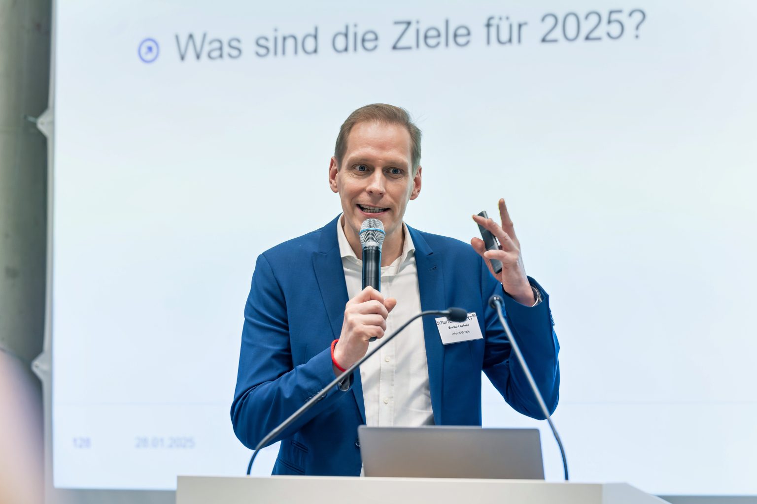 Dem fortschreitenden Fachkräftemangel in der Pflege mit ExpliCareNEXT entgegenwirken. Enrico Löhrke, inhaus, stellte die Ziele für 2025 vor. Foto: Stefan Zeitz