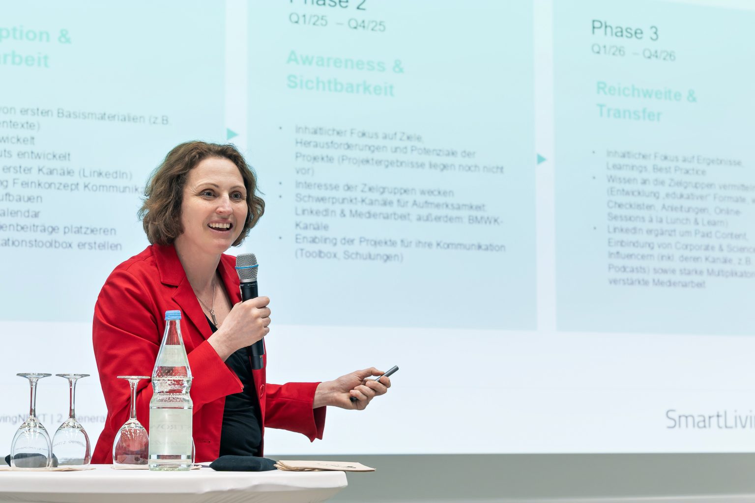 Dr. Marieke Rhode präsentierte gutgelaunt und motivierend die Aufgaben der Begleitforschung und gab einen Ausblick auf mögliche Geschäftsmodelle und deren Verwertung. Foto: Stefan Zeitz