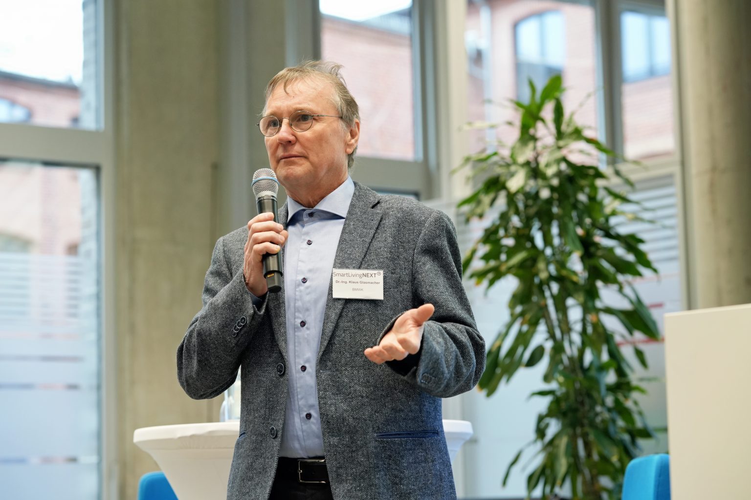 Dr. Klaus Glasmacher, BMWK, betonte in seiner Begrüßungsrede die Einzigartigkeit des Technologieprogramms SmartLivingNEXT für die Domäne Smart Living. Foto: Stefan Zeitz