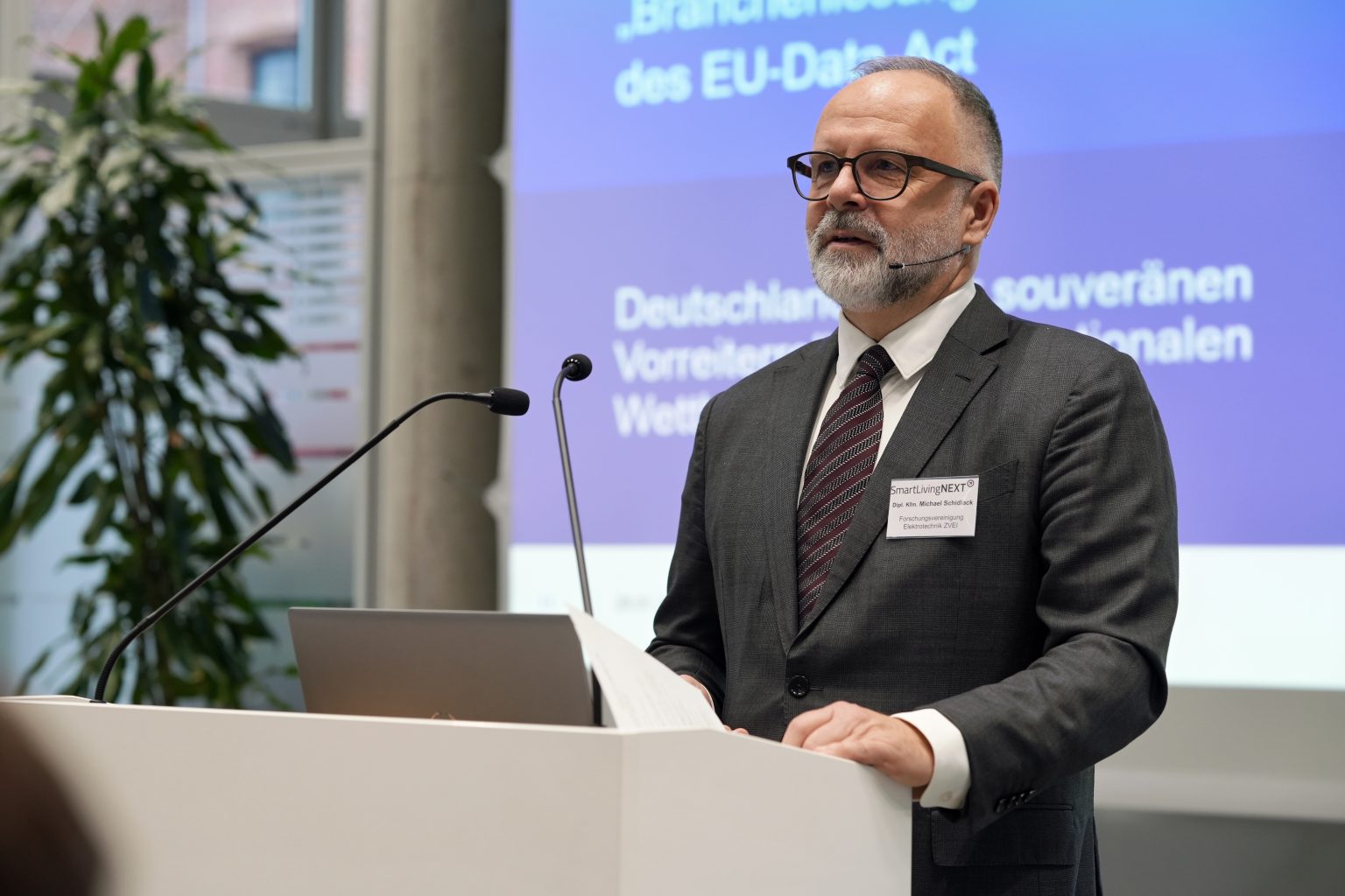 Michael Schidlack, FE-ZVEI, moderierte souverän durch die zweite Generalversammlung in Berlin und setzte den Realbetrieb in den Fokus. Foto: Stefan Zeitz