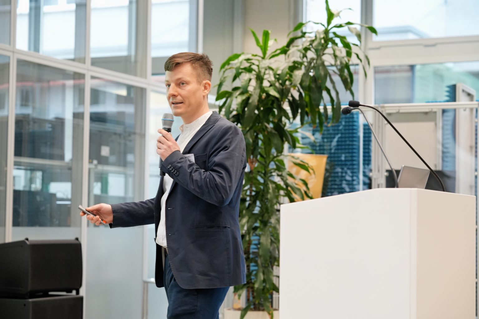 Filip Milojkovic, Materna, präsentierte energiegeladen den technischen Stand des Forschungsprojekts. Foto: Stefan Zeitz