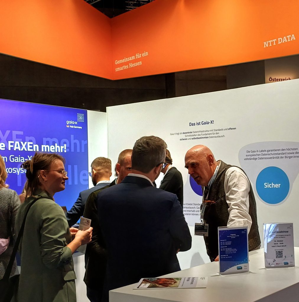 Besucherinnen und Besuchern des Stands vom Gaia-X Hub Germany erläuterte Bruno Ristok (1. v. r.), Konsortialpartner von SmartLivingNEXT und Geschäftsführer der C&S Computer und Software GmbH sowie Pate der Domäne Gesundheit des Gaia-X HUB Germany, wie die Digitalisierung von Wohn- oder beispielsweise auch Verwaltungsgebäuden gelingen und die daraus resultierenden neuen Wachstumsimpulse für den Smart-Living-Markt realisiert werden können.