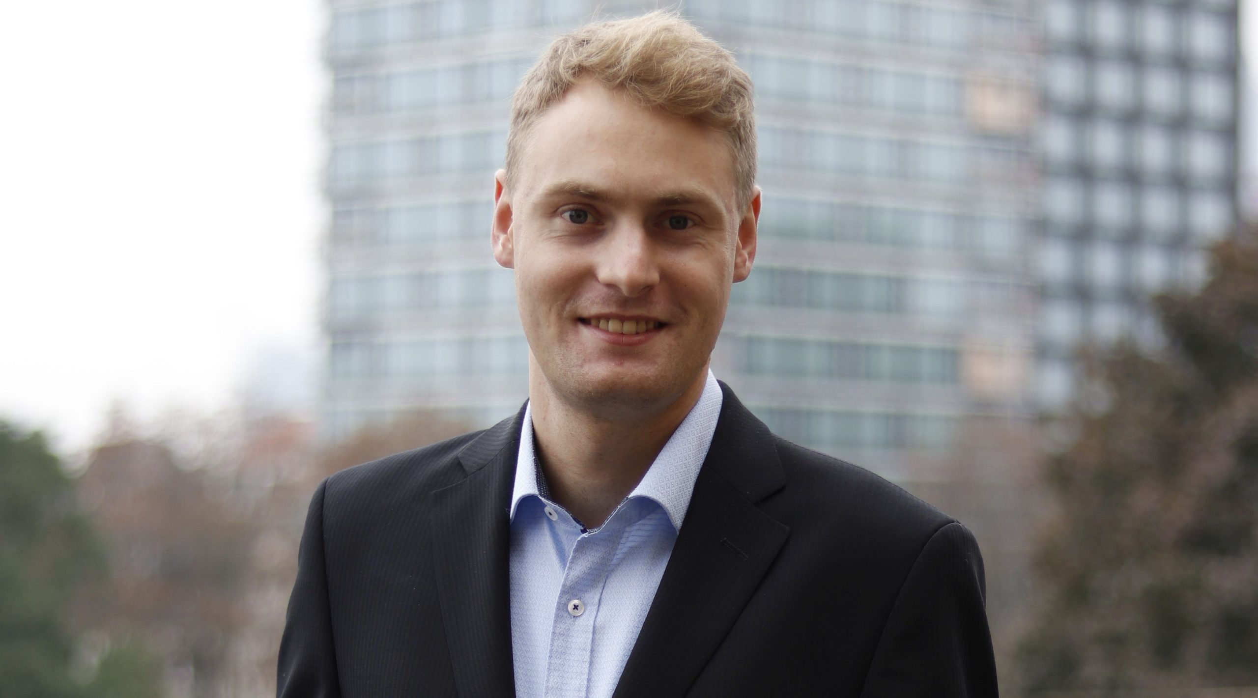 Dr. Maximilian Lowin, CTO der BrAIniacs GmbH, spricht im Interview über mögliche Potenziale von Künstlicher Intelligenz (KI) im Gebäudesektor und die Motivation der Mitwirkung in SmartLivingNEXT.