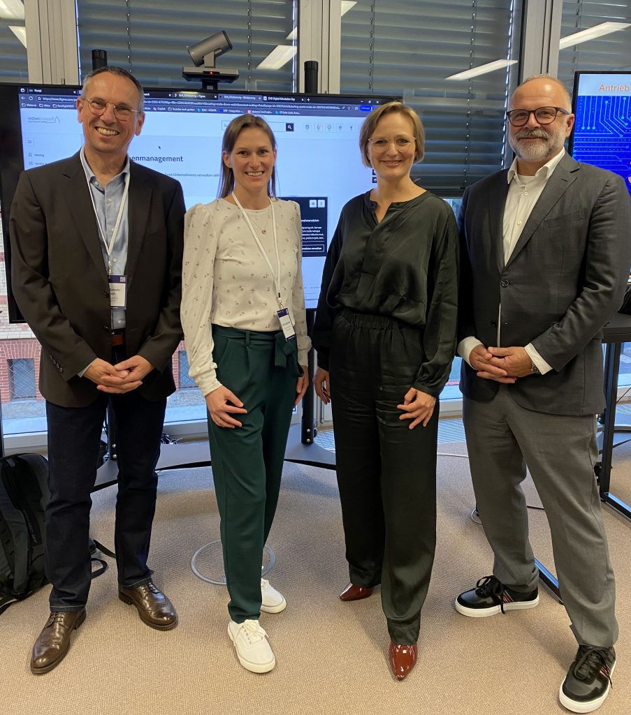 V. l. n. r.: Andreas Schulz Dieterich, Konsortialpartner Materna, Fanni Vespermann, Konsortialpartner Materna und Michael Schidlack, Principal Researcher bei der Forschungsvereinigung Elektrotechnik (FE) im ZVEI e. V. und Konsortialleiter von SmartLivingNEXT, demonstrierten Dr. Franziska Brantner, Bundesvorsitzende von Bündnis 90/ Die Grünen | MdB für Heidelberg Neckar/Bergstraße, wie die beiden Ansätze gemeinsam die Basis für einen souveränen Datenaustausch im SmartLivingNEXT-Datenraum bilden.