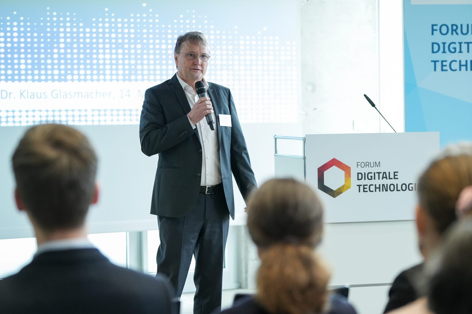 Dr. Klaus Glasmacher, BMWK, betonte in seiner Begrüßungsrede die herausragende Bedeutung des Technologieprogramms SmartLivingNEXT für die Domäne Smart Living.