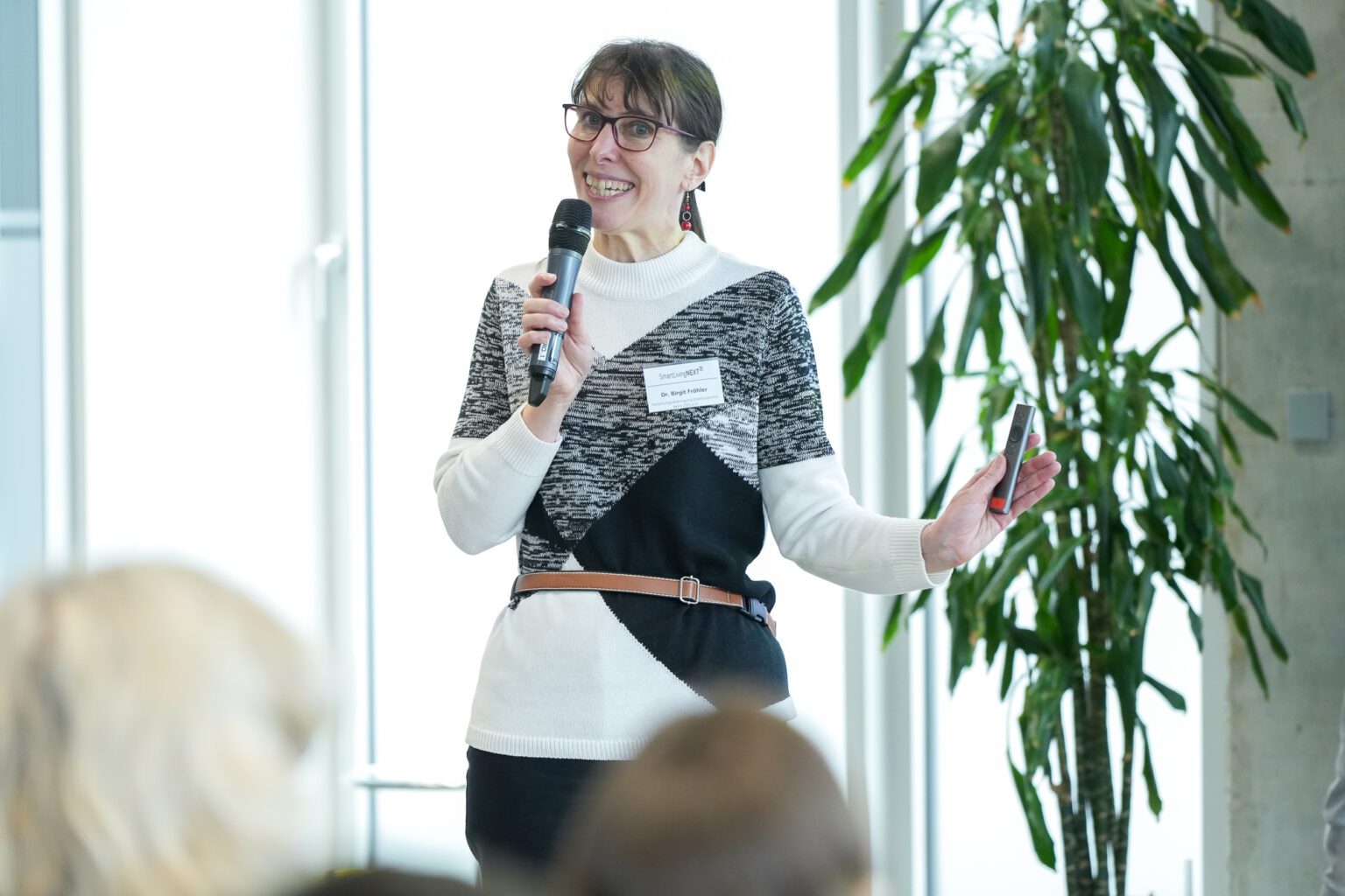 In high spirits, Dr. Birgit Fröhler, FE-ZVEI, presented the services of the SmartLivingNEXT project office. She played a key role in organizing the kick-off event and was responsible for its success.