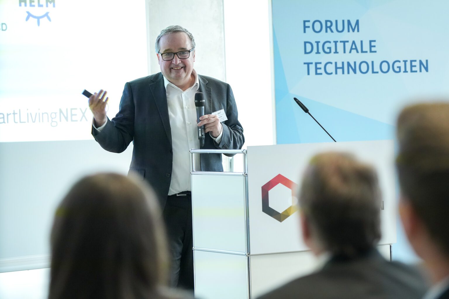 Technisch wurde es, als Thomas Feld, Materna, das Podium betrat. Er präsentierte die Systemarchitektur des SmartLivingNEXT Dataspace und die verschiedenen KI-Basisservices, die in der SmartLivingNEXT Toolbox enthalten sind.