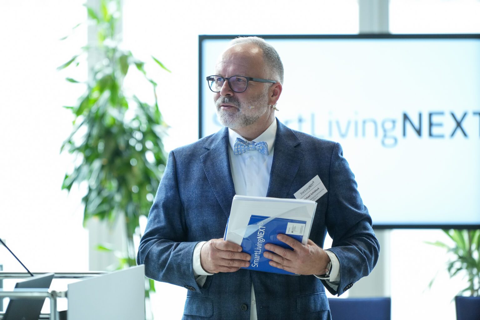 Michael Schidlack, FE-ZVEI, moderierte den Kick-Off und präsentierte die Zielsetzung des SmartLivingNEXT Leitprojekts samt dessen Mehrwerte für die Satelliten.