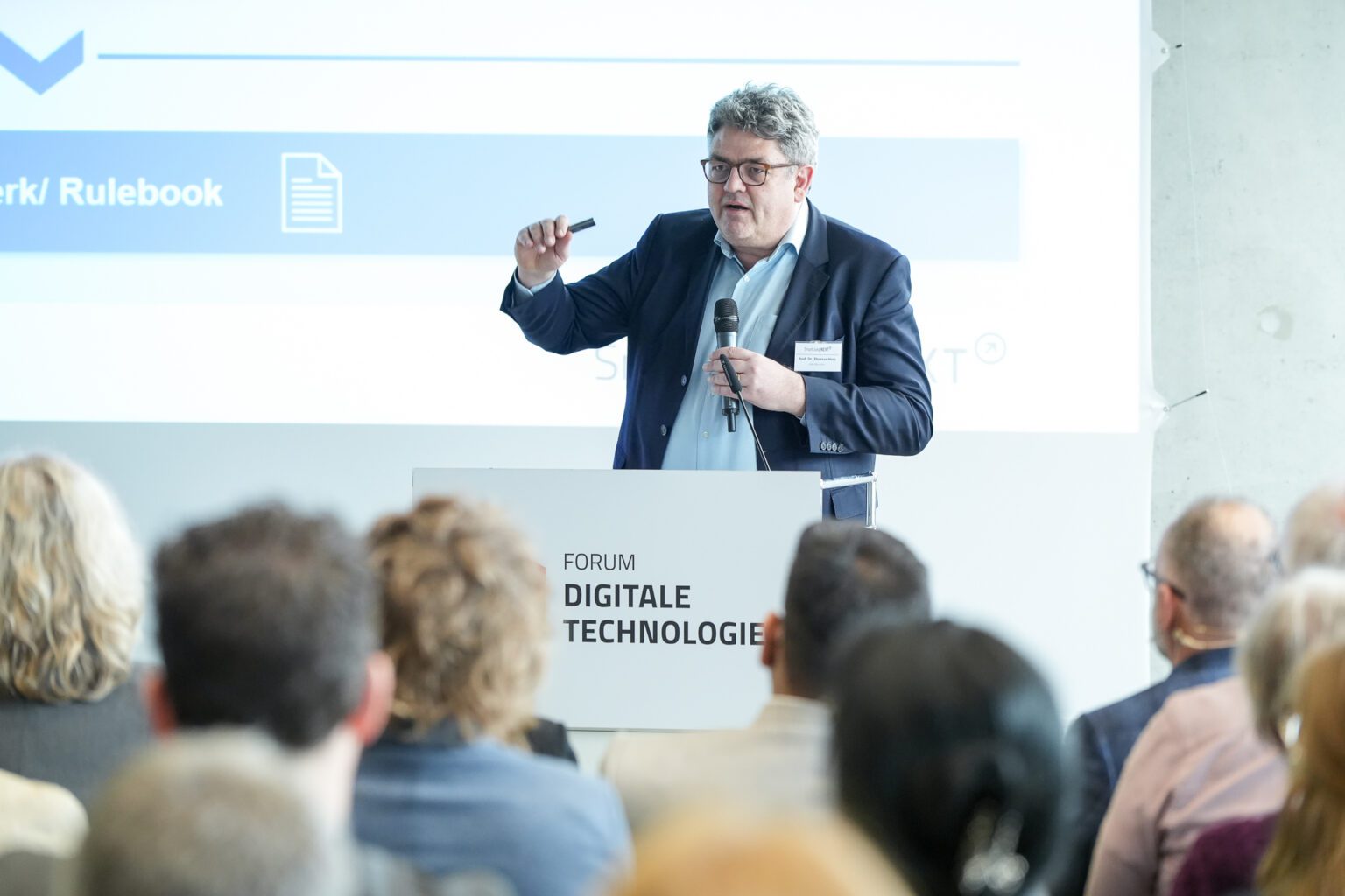 Keine Innovation ohne das passende Geschäftsmodell. In SmartLivingNEXT ist dafür die LMU zuständig. Prof. Dr. Thomas Hess erläuterte die Herangehensweise.