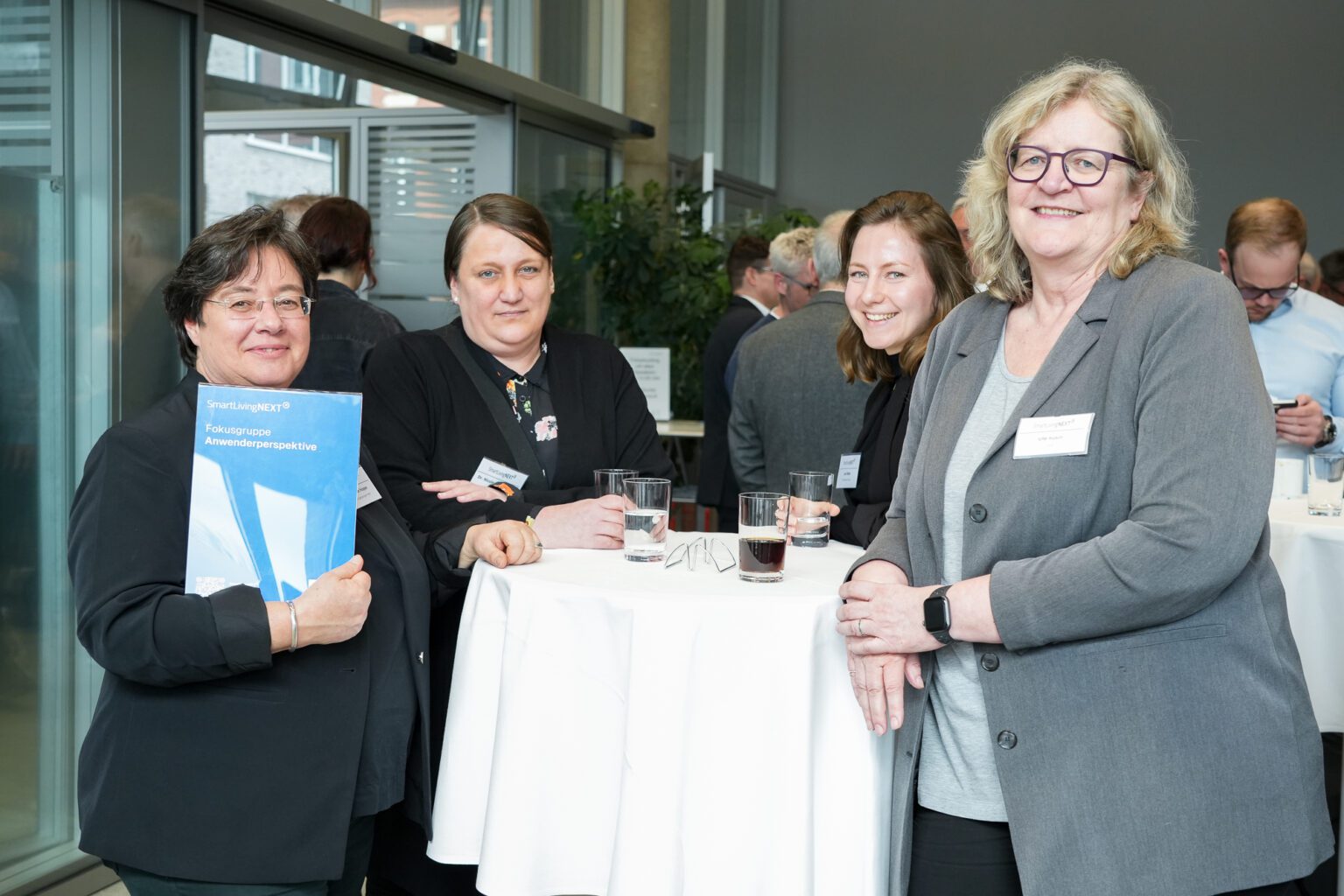 Ute Rosin, LHLK (right) learns more about the user perspective in SmartLivingNEXT from Annette Hoppe, GSW Sigmaringen (left) at the focus group table.