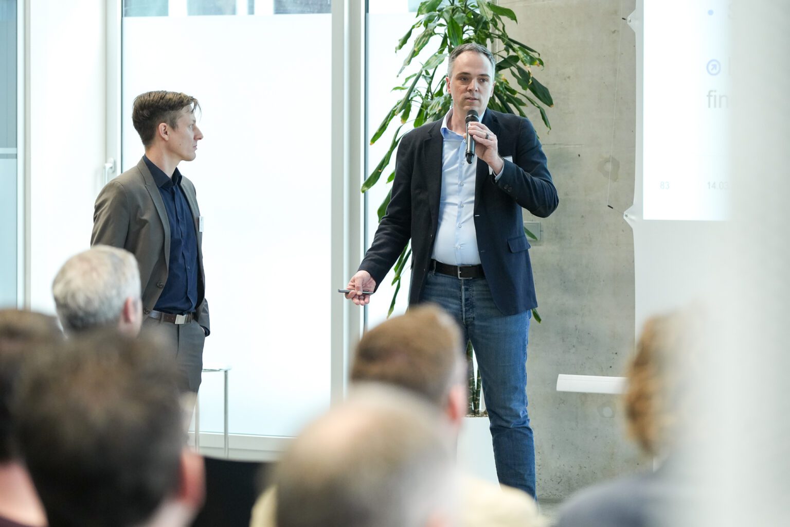 Alexander Löffler, from Stadtwerke Saarbrücken, (right) and Filip Milojkovic, from Materna, (left) showed how energy and heating data can create added value through the SmartLivingNEXT Dataspace and an app.