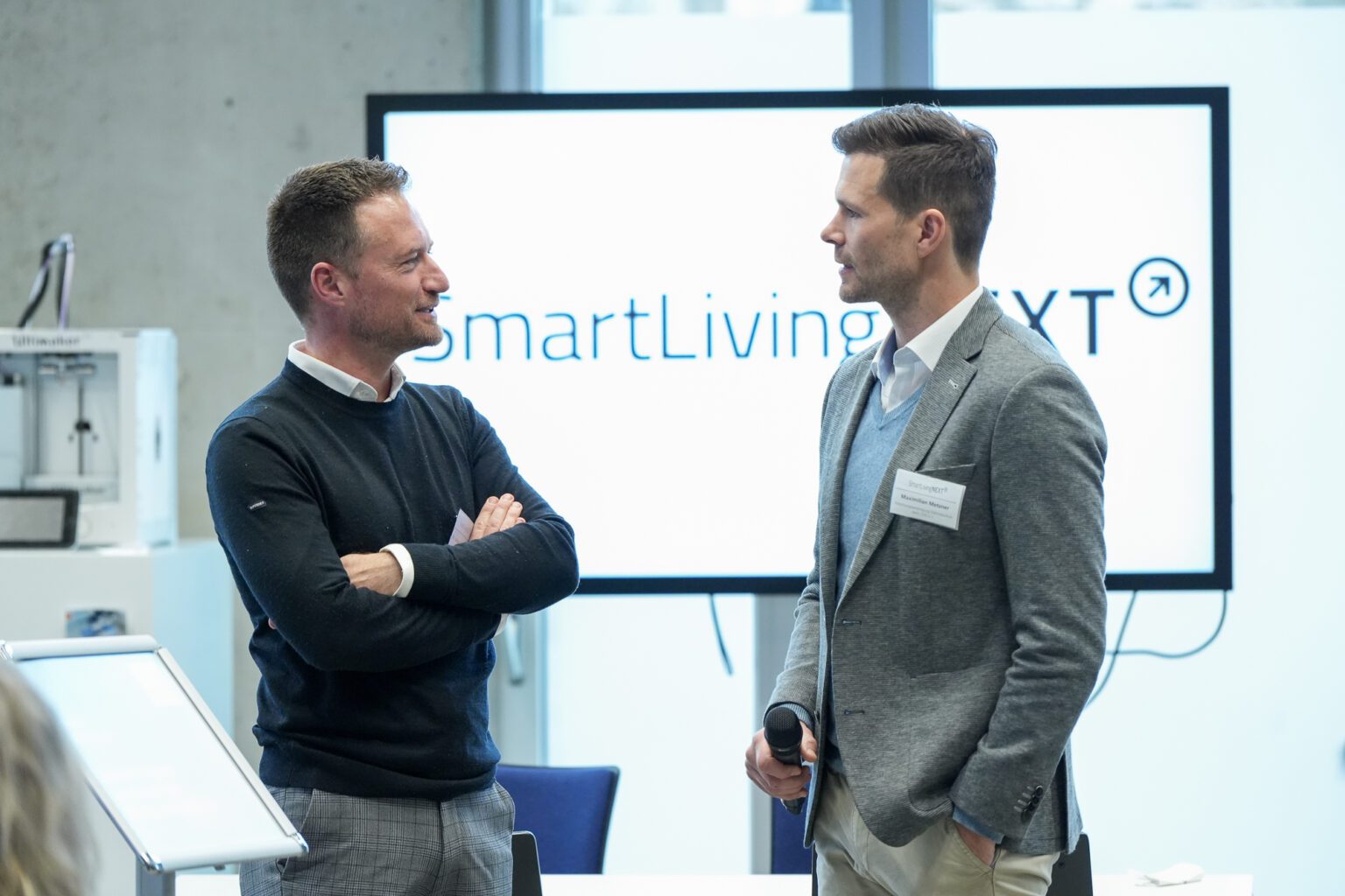 Jochen Zimmermann, easierLife (li.), und Maximilian Metzner, FE-ZVEI (re.), stellten bei der Auftaktveranstaltung den Use Case DuITeasy bzw. das Kommunikationskonzept von SmartLivingNEXT vor.